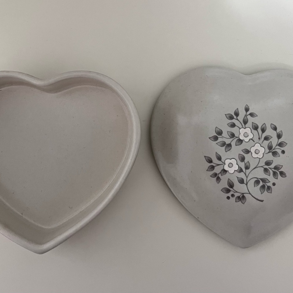 Pfaltzgraff Gray Heart Ceramic Trinket Box Heirloom Pattern. - Picture 4 of 7